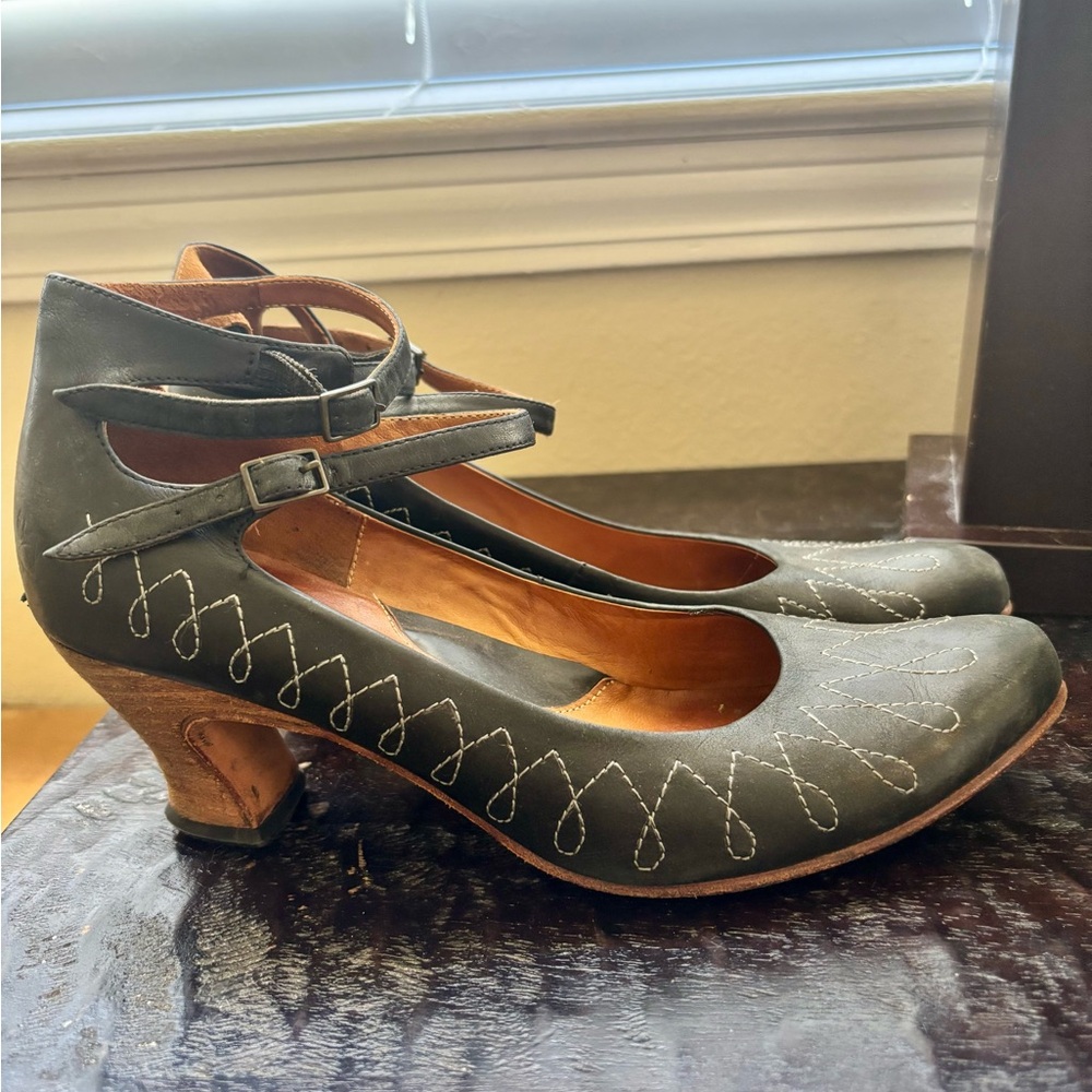 John Fluevog Black Leather Kitten Heels with Stitch Design - Picture 6 of 10